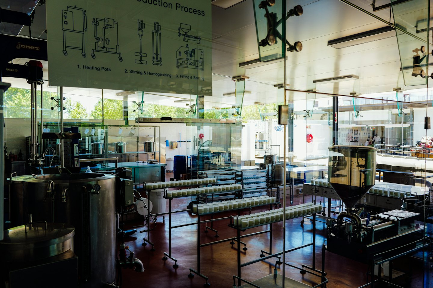 Équipement de production alimentaire en acier inoxydable dans une usine moderne.